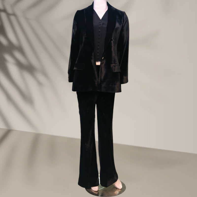 Black-velvet-suit-for-women.jpg