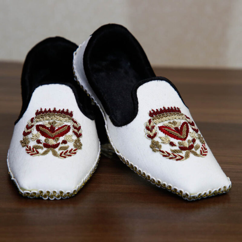 White-Embroidered-Khussa-1.jpg